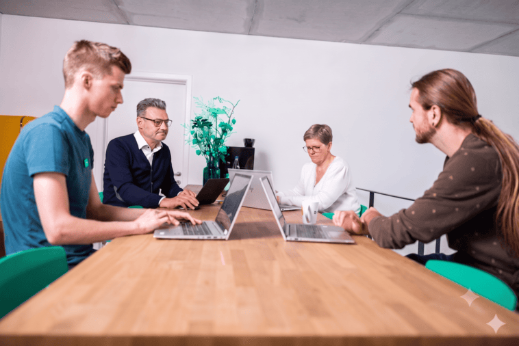 SELAS-team bespreekt digitale oplossingen, software op maat en procesoptimalisatie tijdens een overleg.
