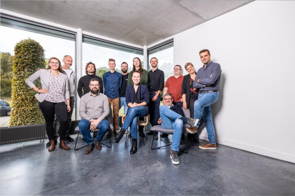 Groepsfoto van het SELAS-team op kantoor